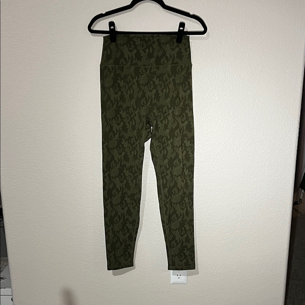 BuffBunny Collection Confidential Camo Leggings Classified XL never worn
